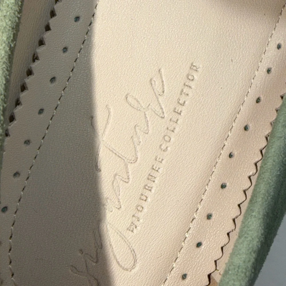 Journee Signature Women's Giia bit loafers in genuine green leather. Size 8